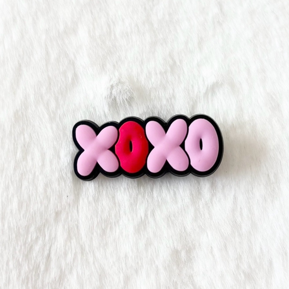 5/$8 🩷 MUST BUNDLE CROCS Pink and Red XOXO Charm